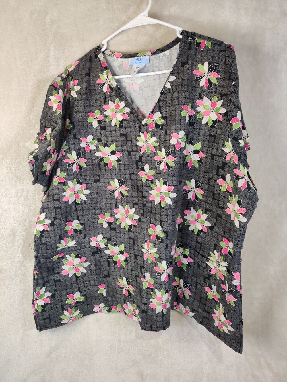 SB Scrubs Scrub Top Size 2XL Floral Pattern Gray V-Neck